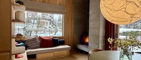 Televisión y chimenea