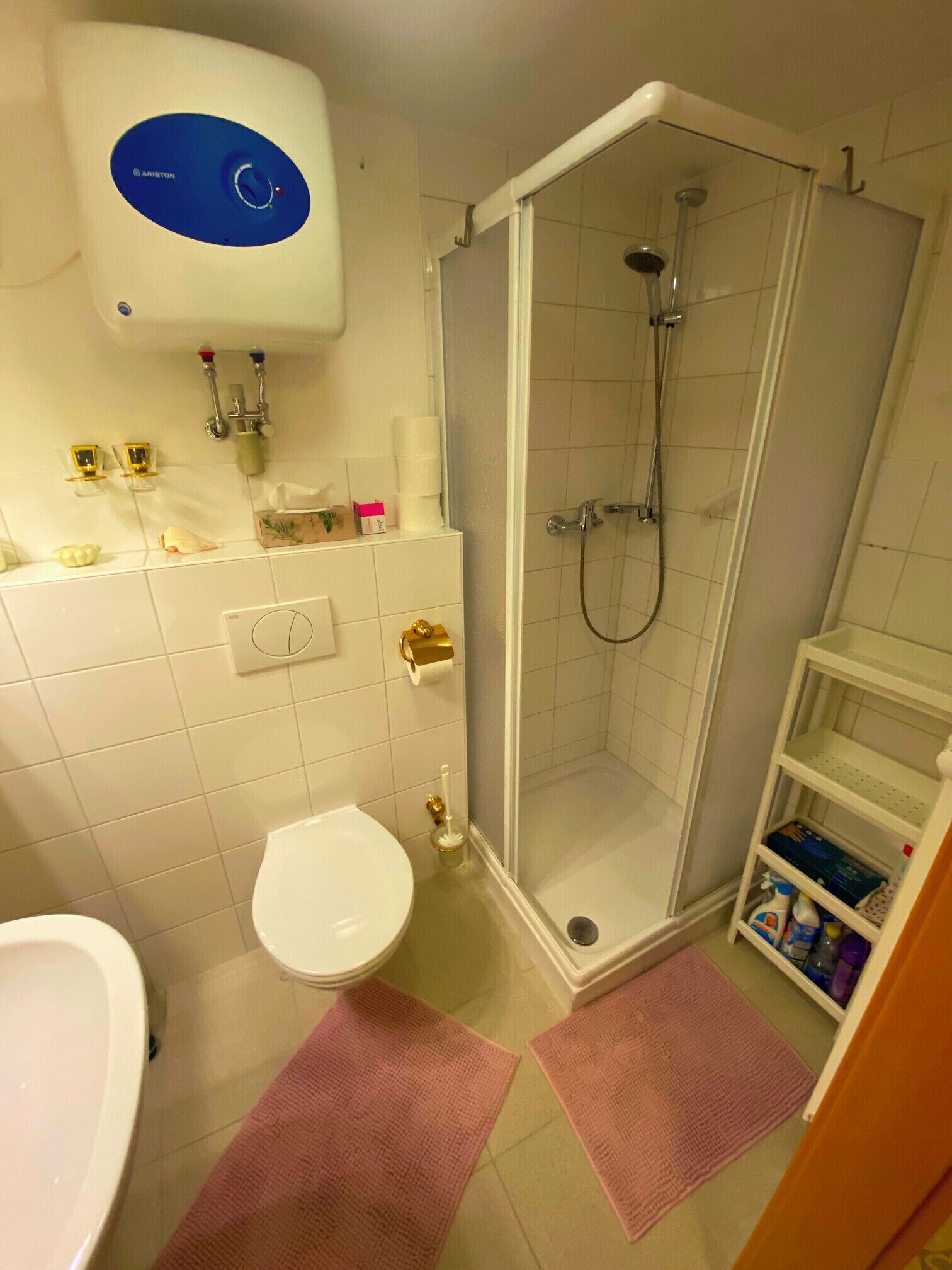 Dusche, Haartrockner, Handtücher, Toilettenpapier