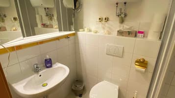 Dusche, Haartrockner, Handtücher, Toilettenpapier