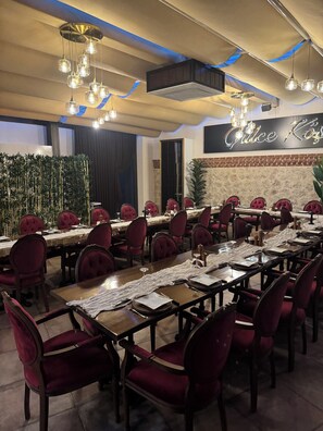 Family dining - Gülce Köşk Otel & Restaurant (Amasya)