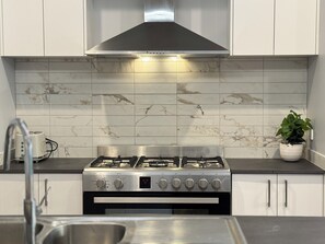 Private kitchen - Lux 4-Bed Gem – Near Park & Forest Lake Shopping (Heathwood)