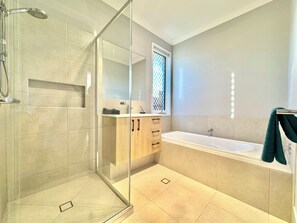Dusche, Haartrockner, Handtücher, Seife