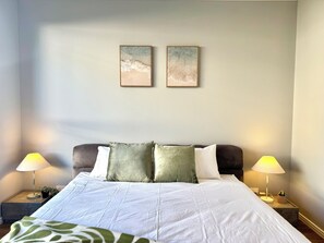 Tabla de planchar con plancha, wifi y ropa de cama 