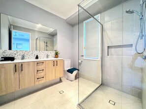 Dusche, Haartrockner, Handtücher, Seife