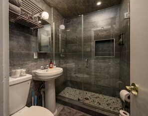 Dusche, Haartrockner, Handtücher, Seife