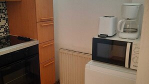 Basic-Apartment | Eigene Küche | Mikrowelle, Ofen, Herdplatte, Kochgeschirr/Geschirr/Besteck