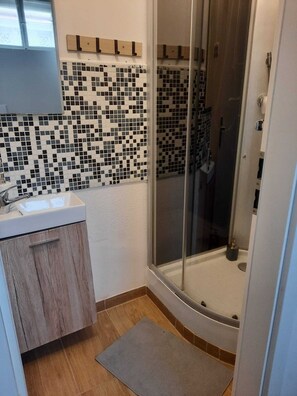 Basic Apartment | Bathroom - Budget 2BR Apartment For Extended Stay (Vienna)