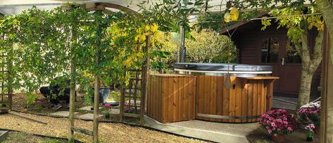Outdoor spa tub