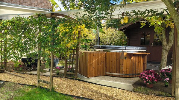 Tina de hidromasaje al aire libre