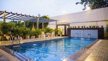 Kolam renang indoor
