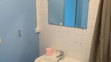 Een douche, handdoeken