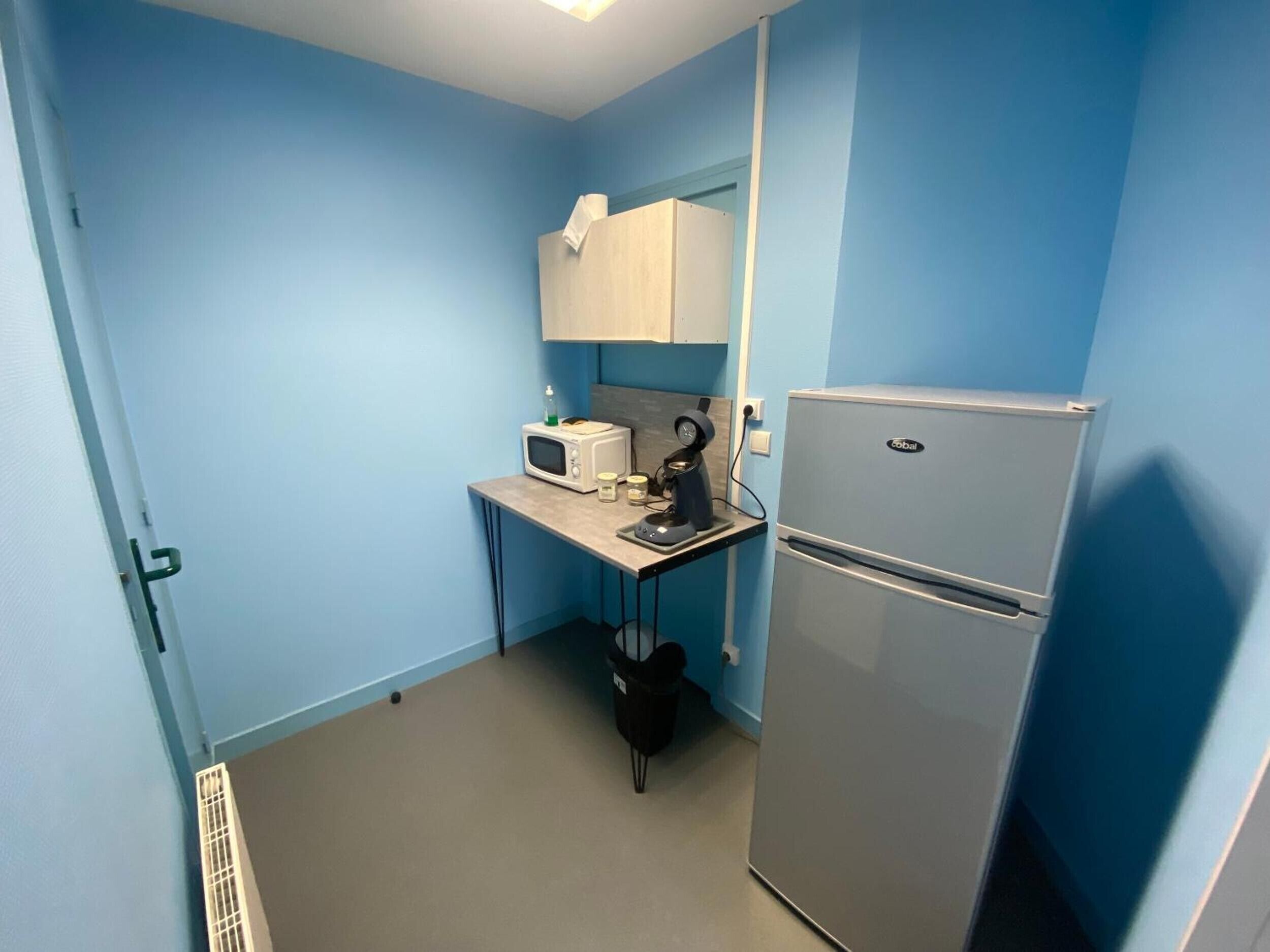 Réfrigérateur, micro-ondes, plaque de cuisson, cafetière/bouilloire