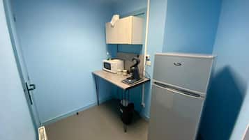 Réfrigérateur, micro-ondes, plaque de cuisson, cafetière/bouilloire