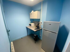 Réfrigérateur, micro-ondes, plaque de cuisson, cafetière/bouilloire