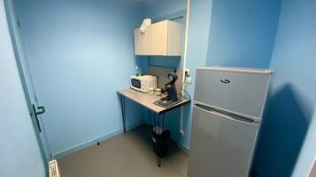 Kühlschrank, Mikrowelle, Herdplatte, Wasserkocher mit Kaffee-/Teezubehör