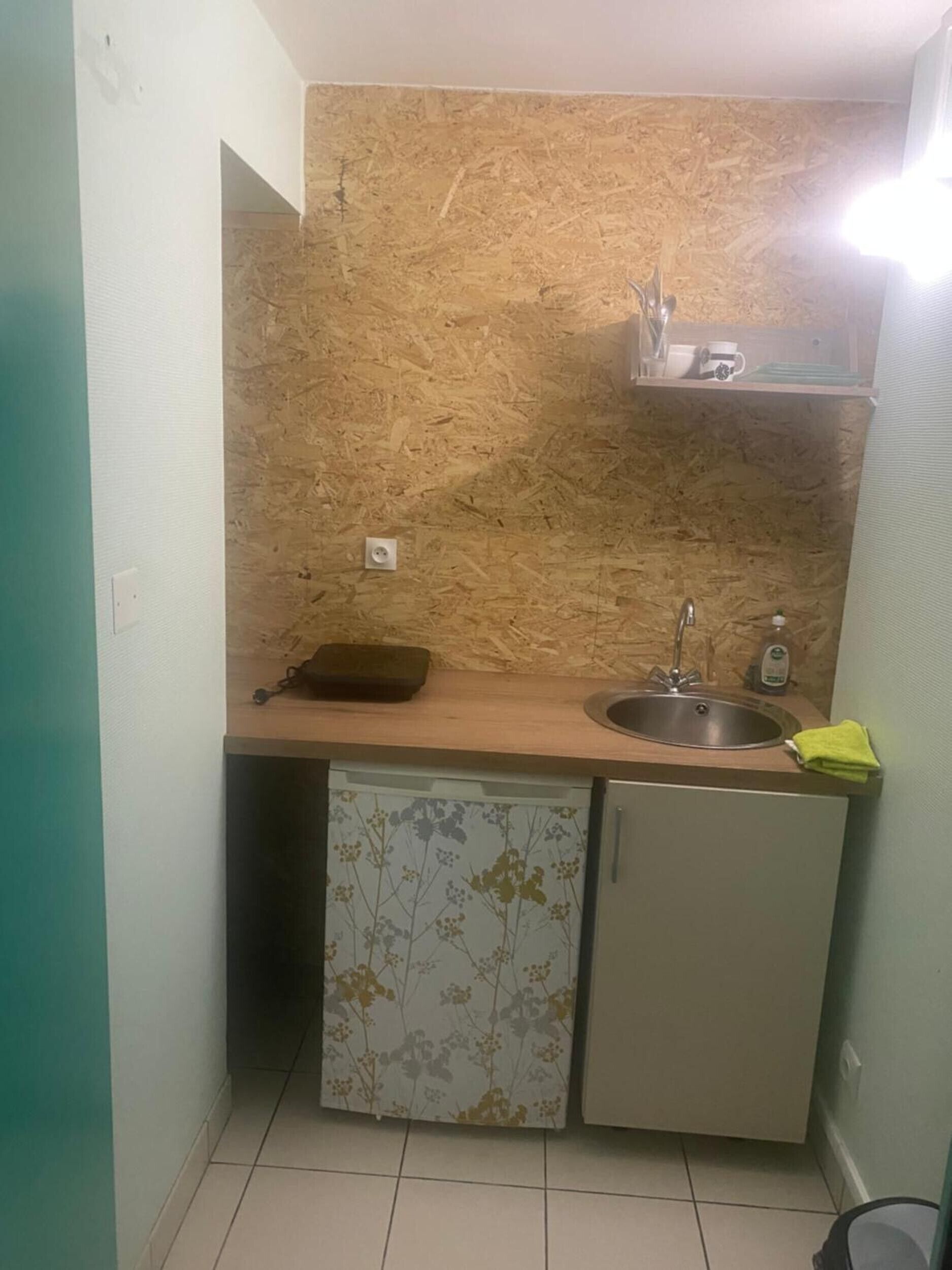 Réfrigérateur, micro-ondes, plaque de cuisson, cafetière/bouilloire