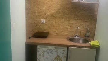 Réfrigérateur, micro-ondes, plaque de cuisson, cafetière/bouilloire