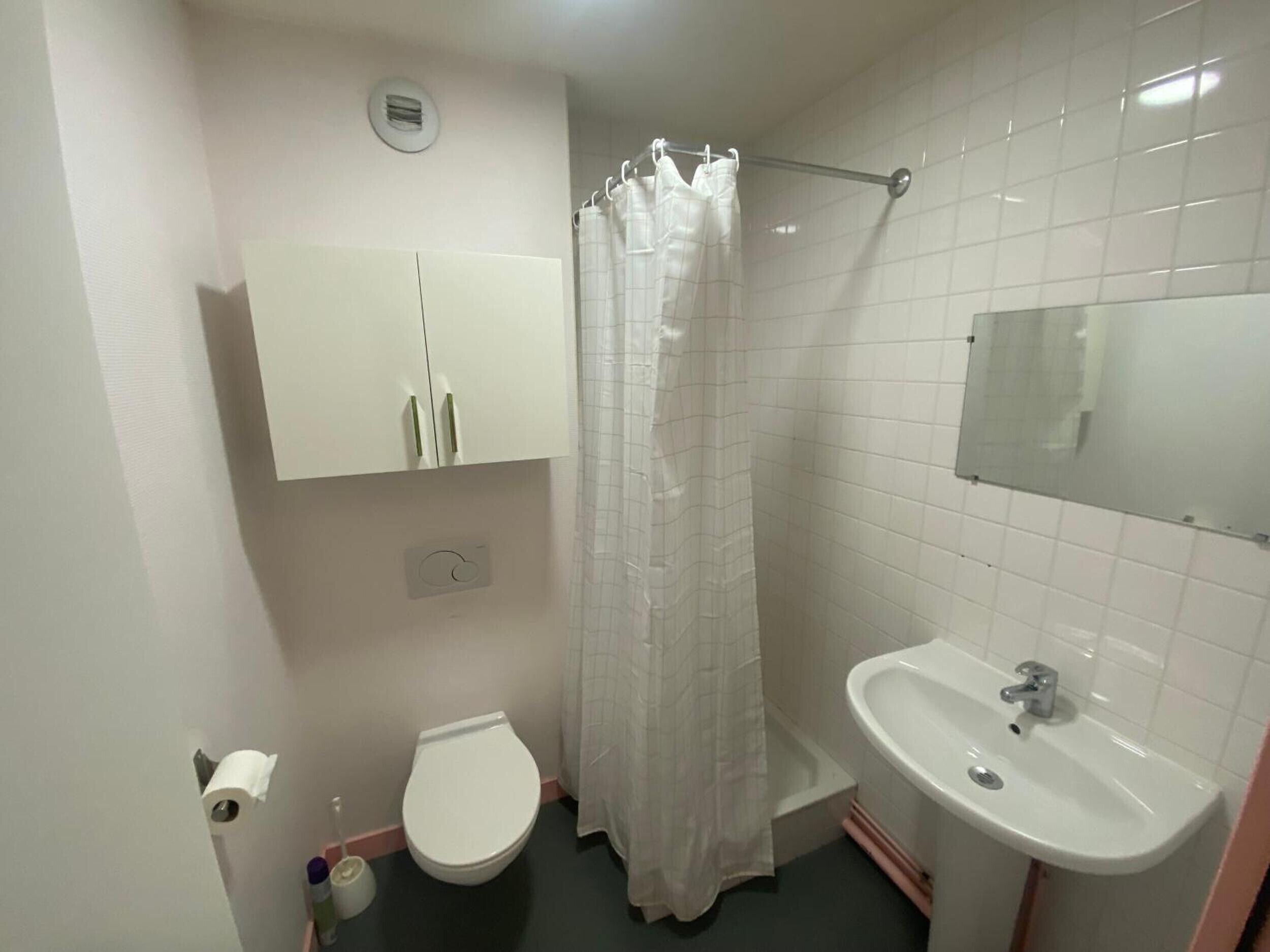 Een douche, handdoeken