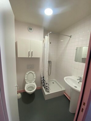 Douche, serviettes fournies