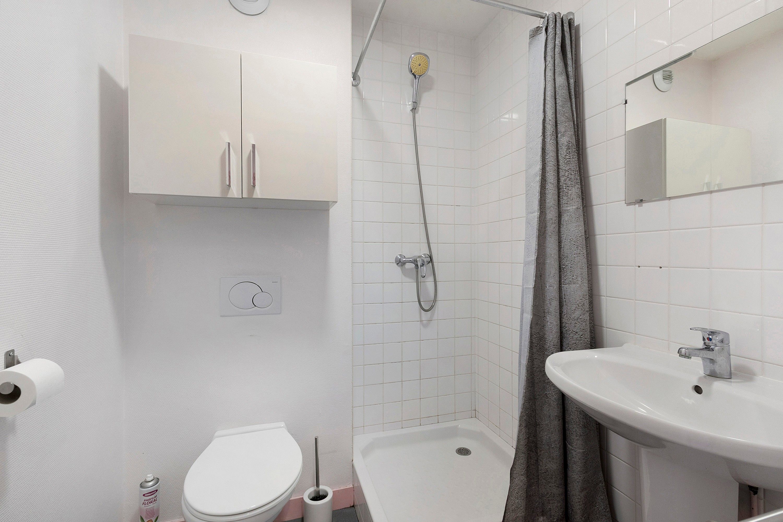 Ein Badezimmer mit Toilette, Dusche und Waschbecken.