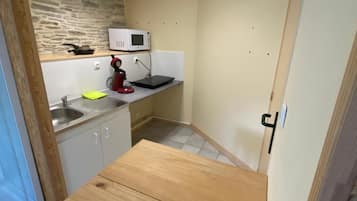 Fridge, microwave, stovetop, coffee/tea maker