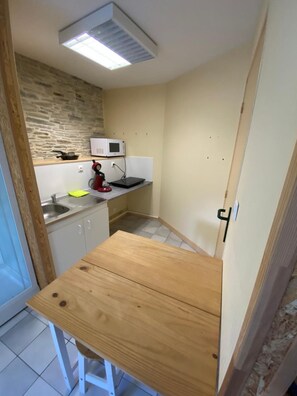 Fridge, microwave, stovetop, coffee/tea maker - Apartment 'Studio 5- Les Moulins' with Wi-Fi (Cherbourg en Cotentin)