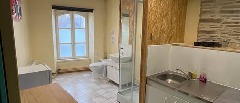 Réfrigérateur, micro-ondes, plaque de cuisson, cafetière/bouilloire