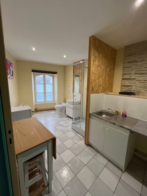Fridge, microwave, stovetop, coffee/tea maker - Apartment 'Studio 5- Les Moulins' with Wi-Fi (Cherbourg en Cotentin)