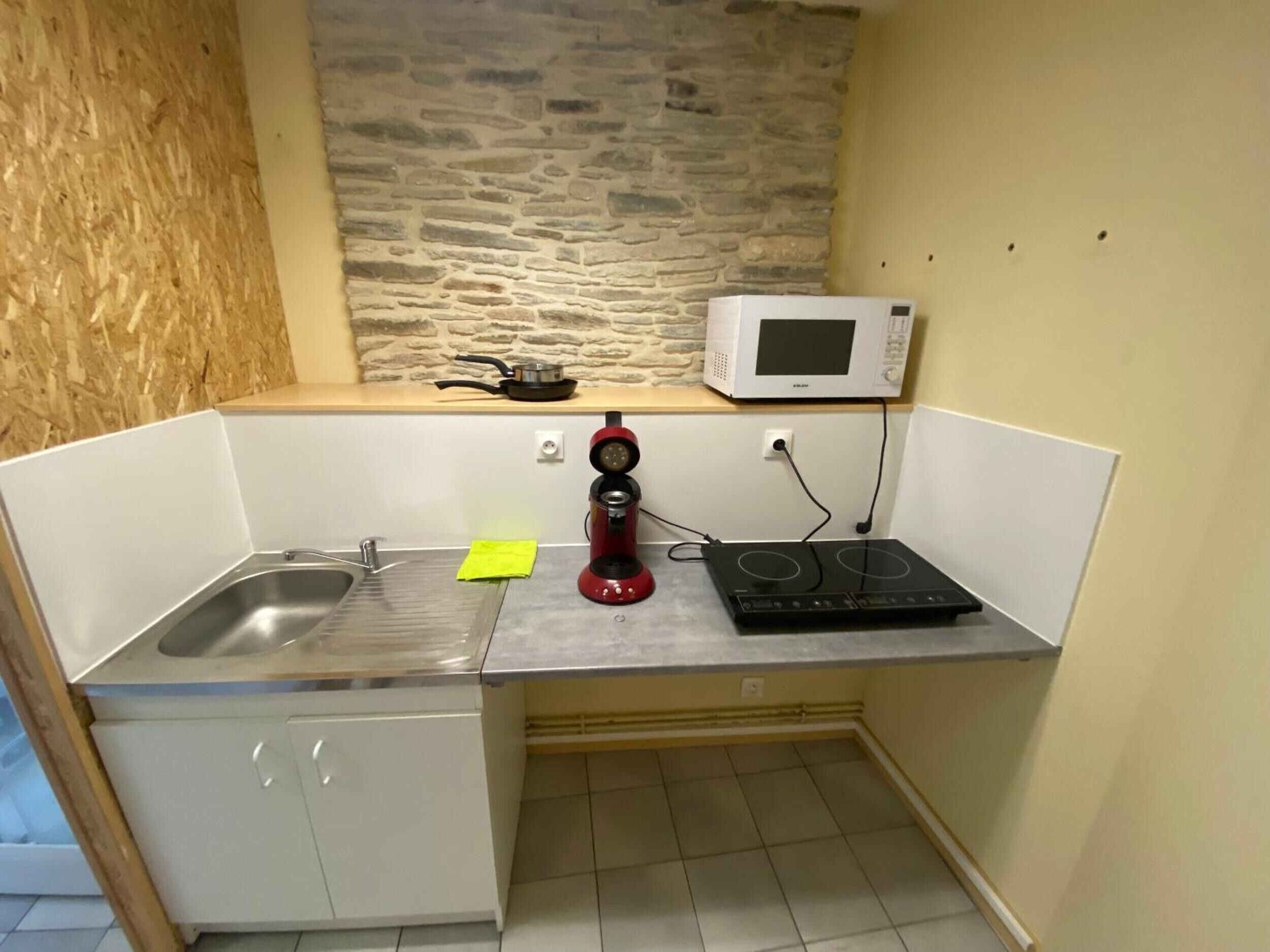 Frigorífico, microondas, placa de cocina y cafetera o tetera