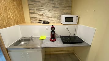 Frigorífico, microondas, placa de cocina y cafetera o tetera