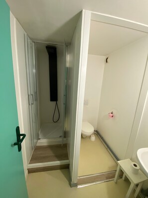 Douche, serviettes fournies