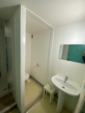 Chuveiro, toalhas de banho