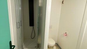 A bathroom with a shower, toilet, and sink. - Les Moulins - Studio 6 Apartment with Wi-Fi (Cherbourg en Cotentin)