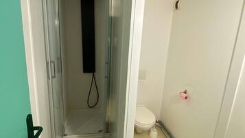 Een douche, handdoeken