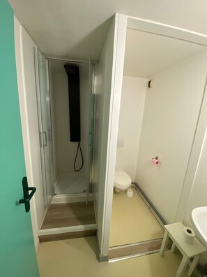 Chuveiro, toalhas de banho