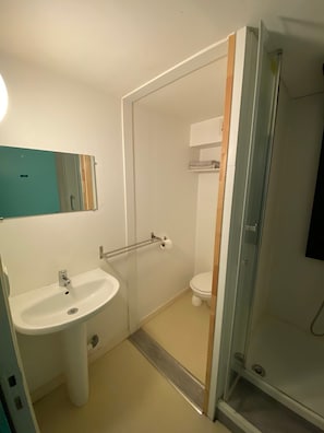 Douche, serviettes fournies