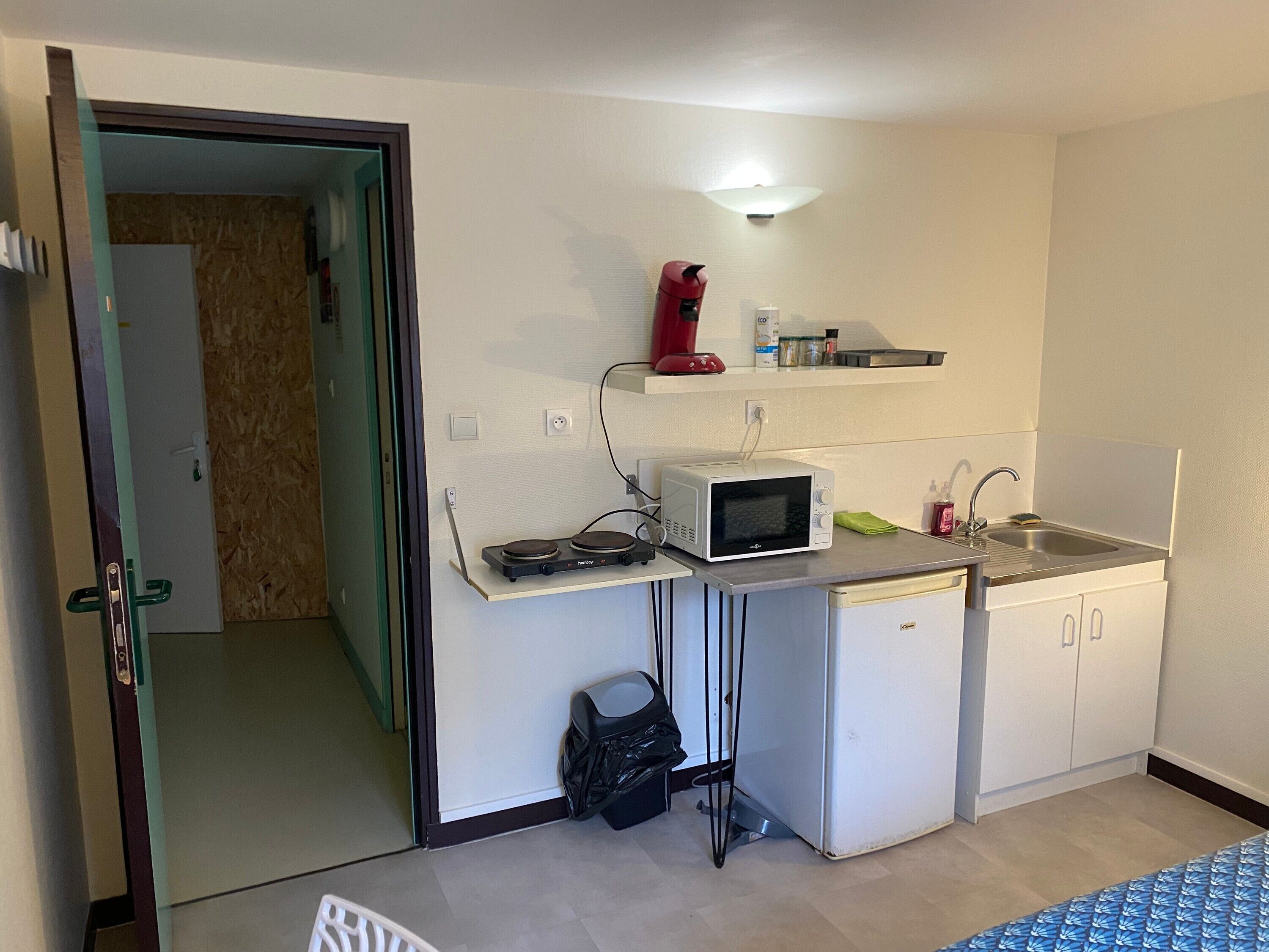 Réfrigérateur, micro-ondes, plaque de cuisson, cafetière/bouilloire