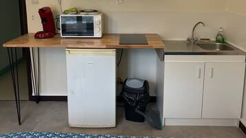 Kühlschrank, Mikrowelle, Herdplatte, Wasserkocher mit Kaffee-/Teezubehör