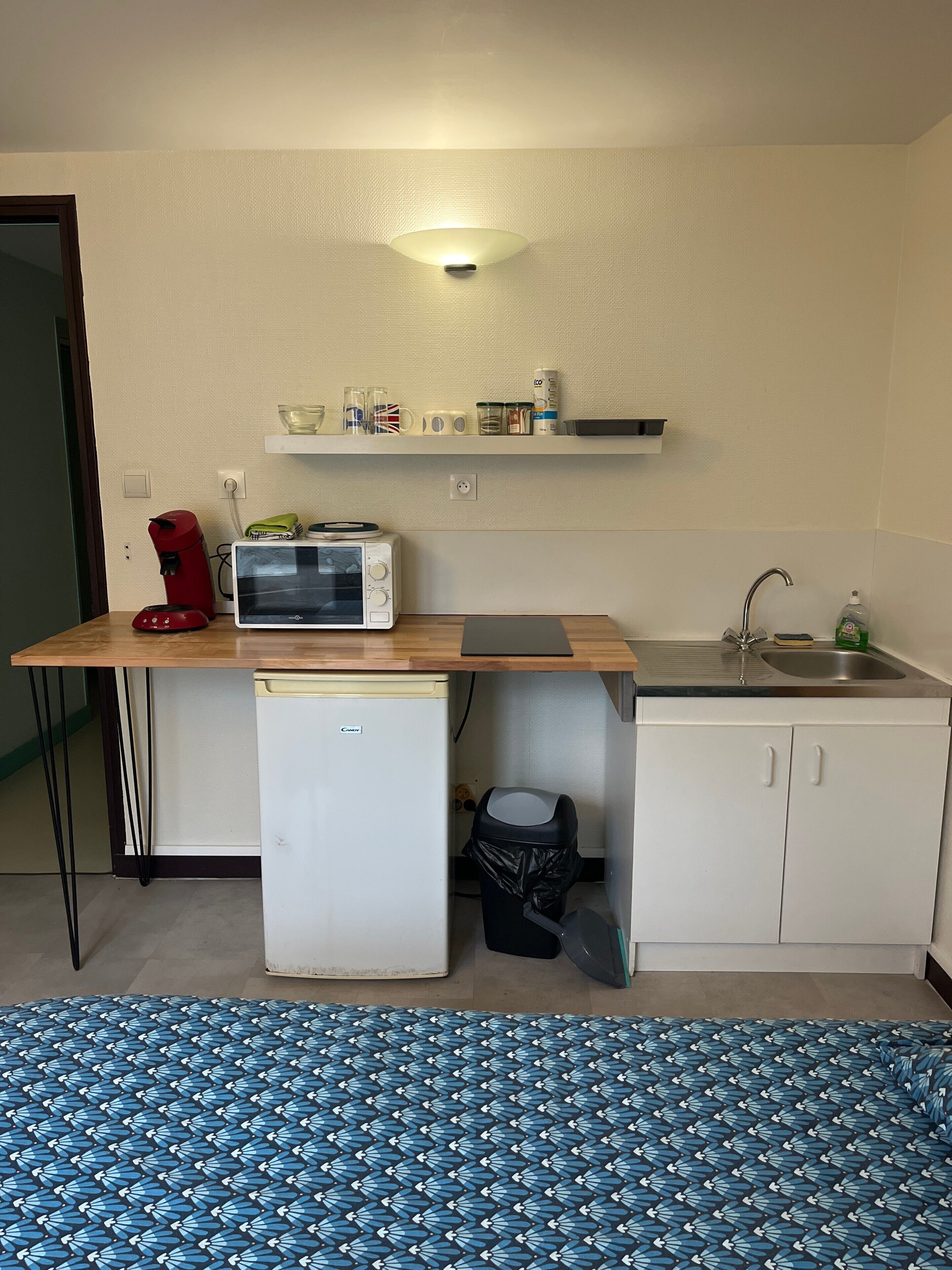 Kühlschrank, Mikrowelle, Herdplatte, Wasserkocher mit Kaffee-/Teezubehör