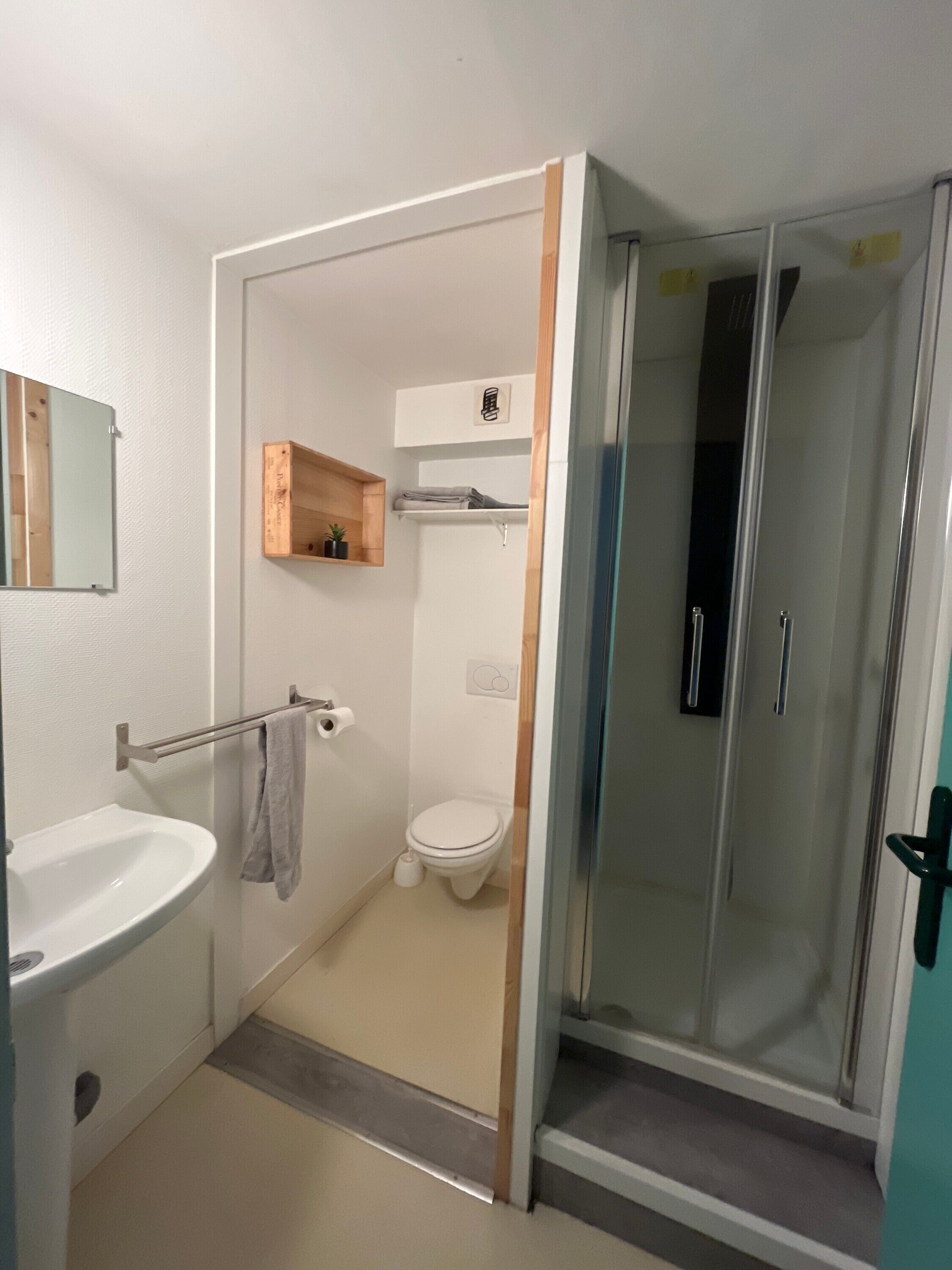 Douche, serviettes fournies