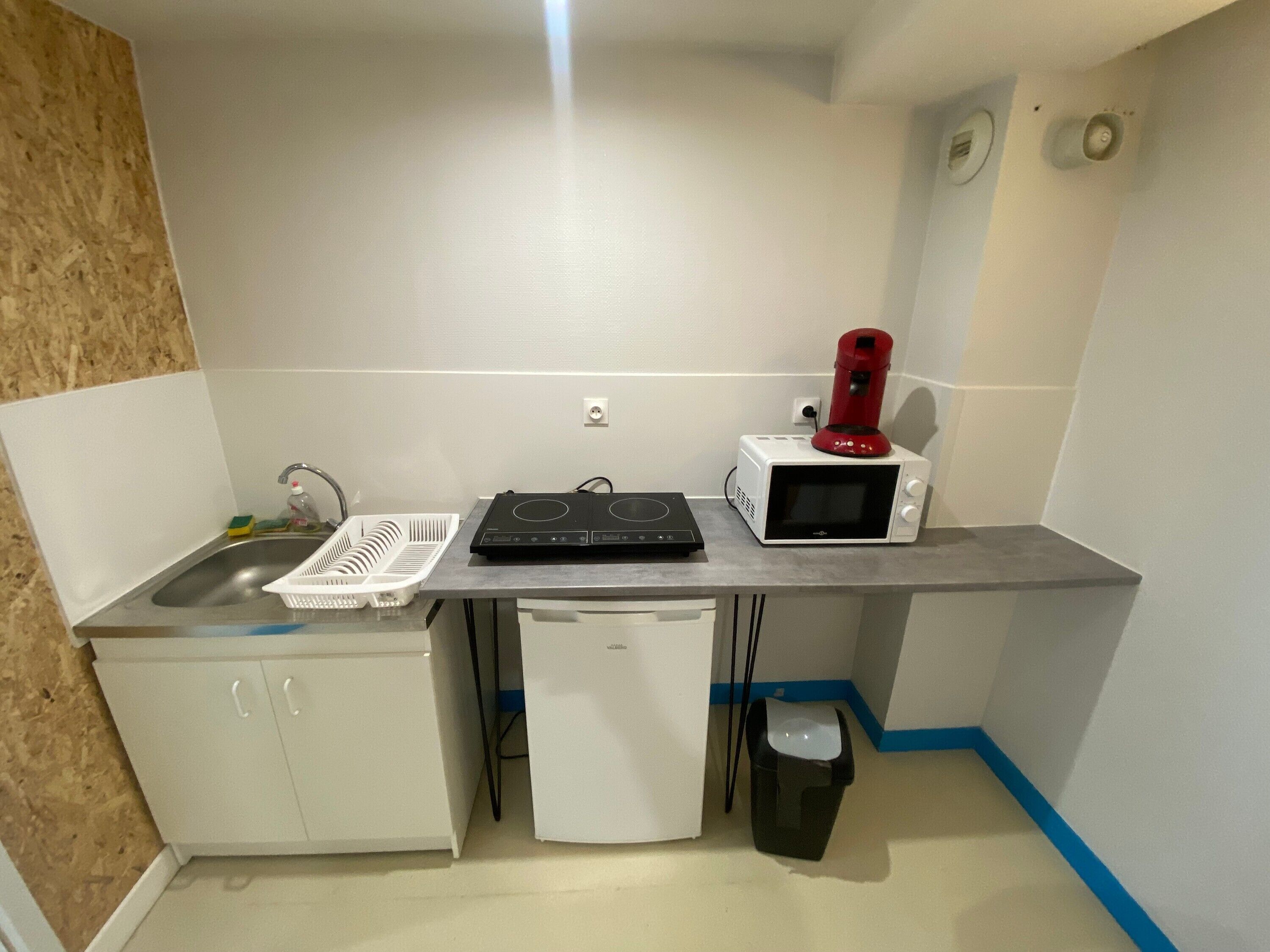 Réfrigérateur, micro-ondes, plaque de cuisson, cafetière/bouilloire