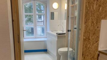 Douche, serviettes fournies