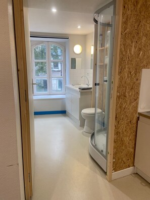 Douche, serviettes fournies