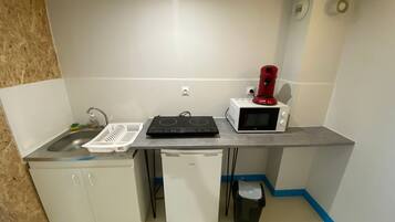 Fridge, microwave, stovetop, coffee/tea maker