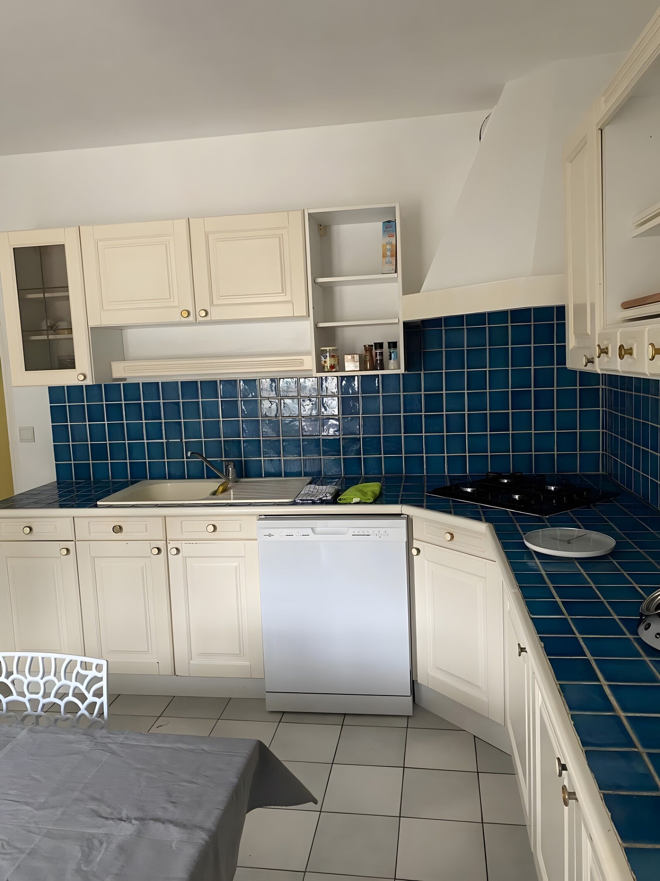 Réfrigérateur, micro-ondes, plaque de cuisson, lave-vaisselle