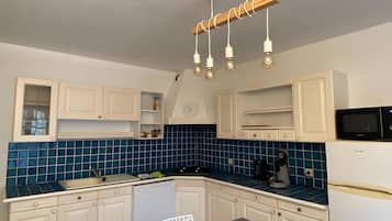 Réfrigérateur, micro-ondes, plaque de cuisson, lave-vaisselle