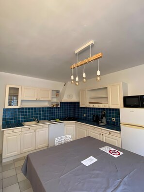 Réfrigérateur, micro-ondes, plaque de cuisson, lave-vaisselle