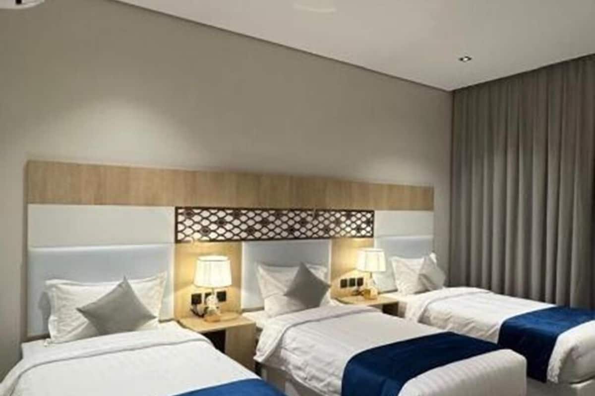 Driepersoonskamer | Luxe beddengoed, bedden met traagschuimmatrassen, een minibar