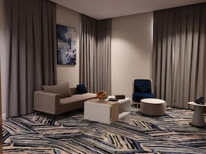 ห้องสวีท | เครื่องนอนระดับพรีเมียม, เตียงเมมโมรีโฟม, มินิบาร์, ตู้นิรภัยในห้องพัก