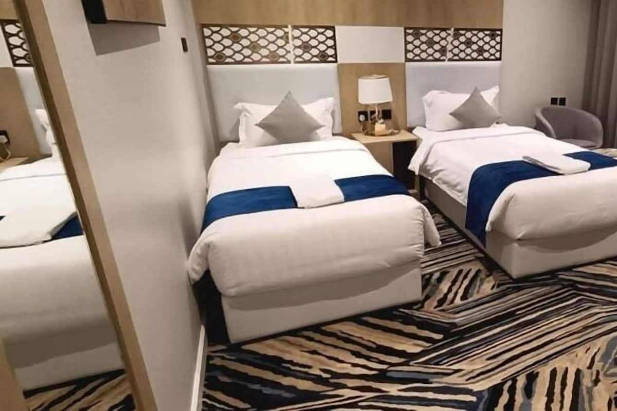 Twin kamer | Luxe beddengoed, bedden met traagschuimmatrassen, een minibar